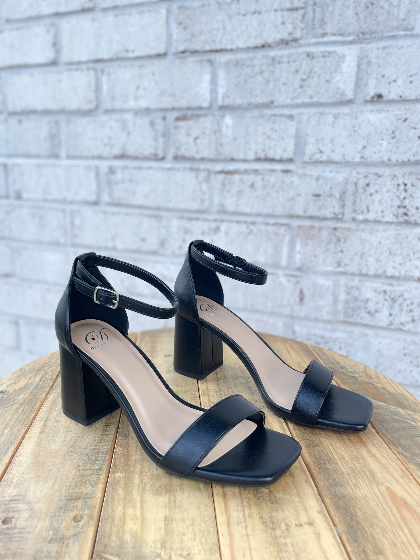 Larch Basic Black Heel